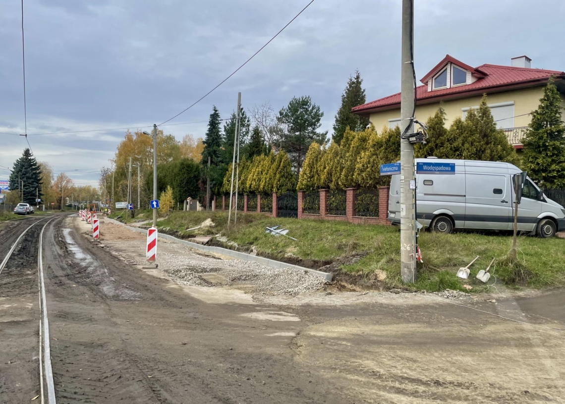 Torowisko na ul. Telefonicznej tonie w błocie. Tramwaje się na nim ślizgają, a auta mogą w nim utknąć [ZDJĘCIA]