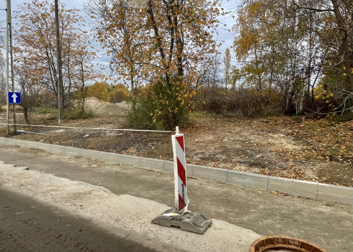 Torowisko na ul. Telefonicznej tonie w błocie. Tramwaje się na nim ślizgają, a auta mogą w nim utknąć [ZDJĘCIA]