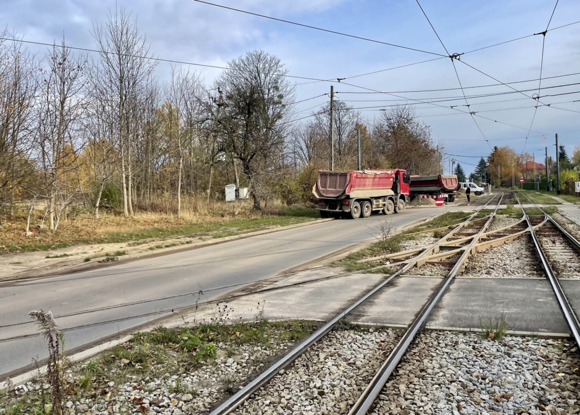 Torowisko na ul. Telefonicznej tonie w błocie. Tramwaje się na nim ślizgają, a auta mogą w nim utknąć [ZDJĘCIA]