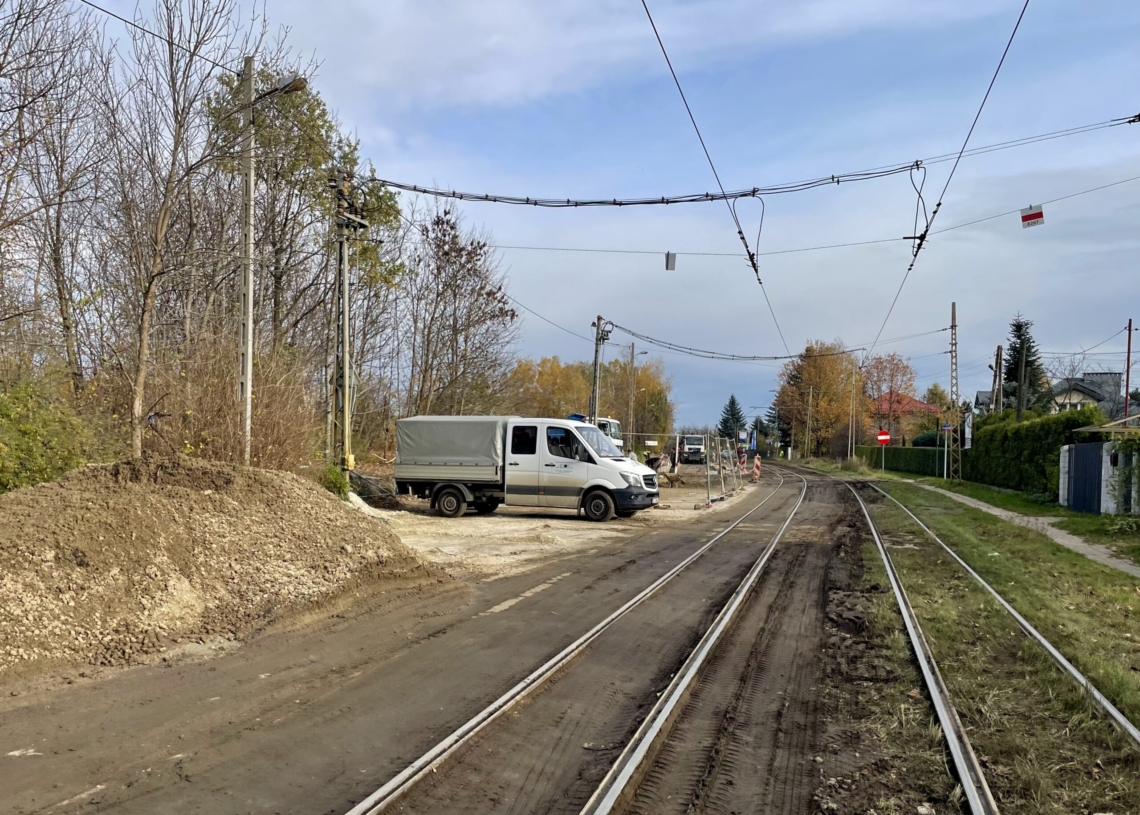Torowisko na ul. Telefonicznej tonie w błocie. Tramwaje się na nim ślizgają, a auta mogą w nim utknąć [ZDJĘCIA]