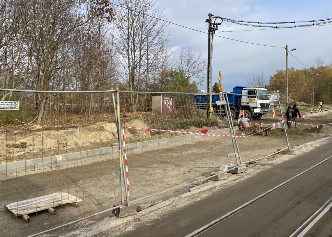 Torowisko na ul. Telefonicznej tonie w błocie. Tramwaje się na nim ślizgają, a auta mogą w nim utknąć [ZDJĘCIA]