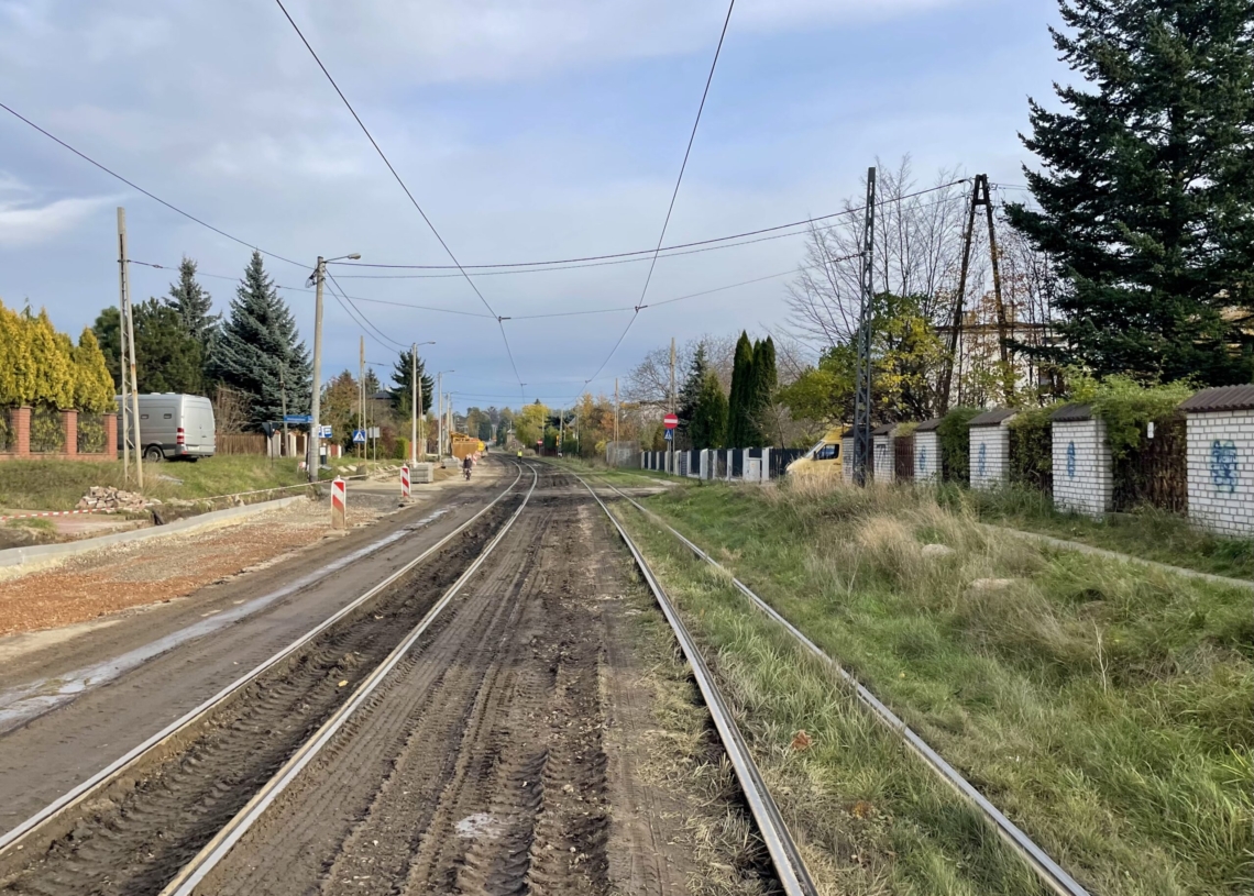 Torowisko na ul. Telefonicznej tonie w błocie. Tramwaje się na nim ślizgają, a auta mogą w nim utknąć [ZDJĘCIA]