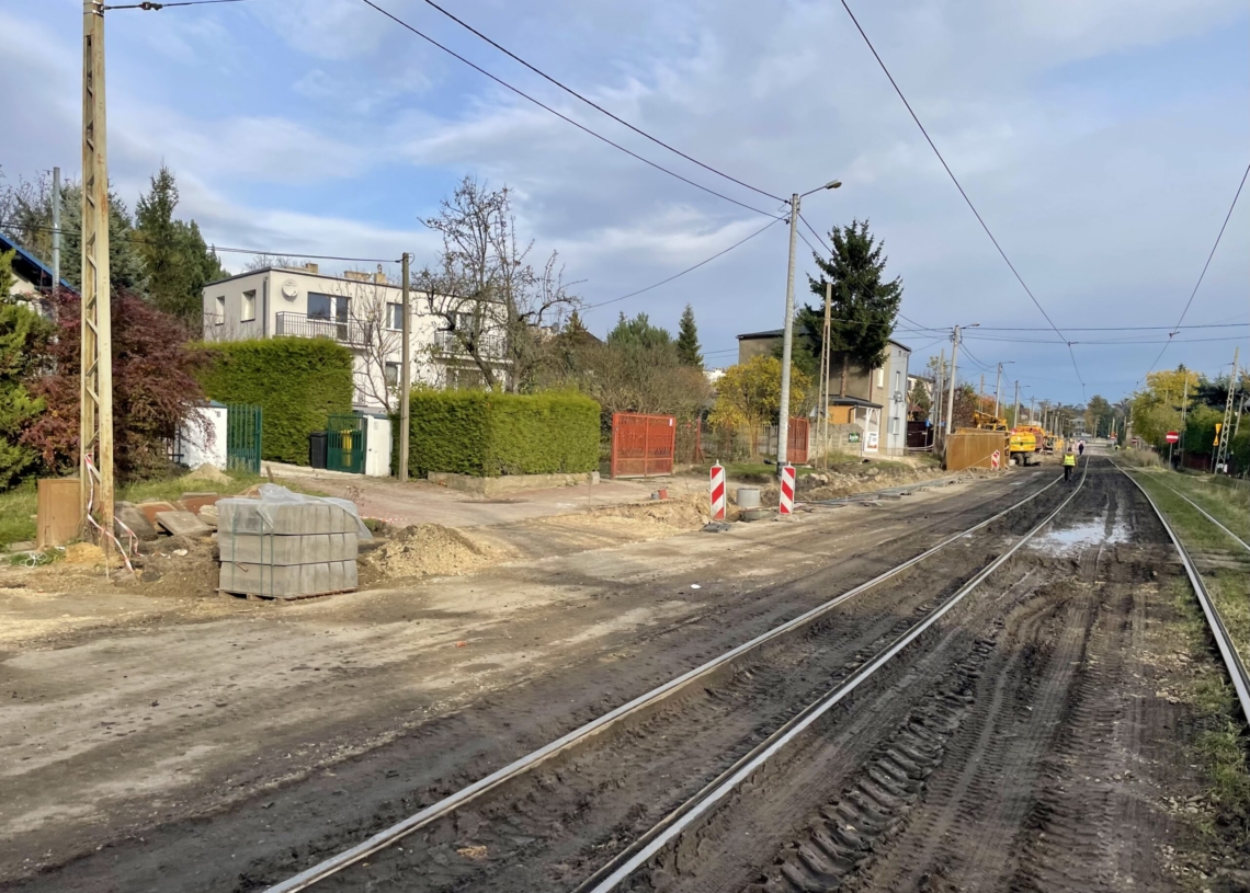 Torowisko na ul. Telefonicznej tonie w błocie. Tramwaje się na nim ślizgają, a auta mogą w nim utknąć [ZDJĘCIA]