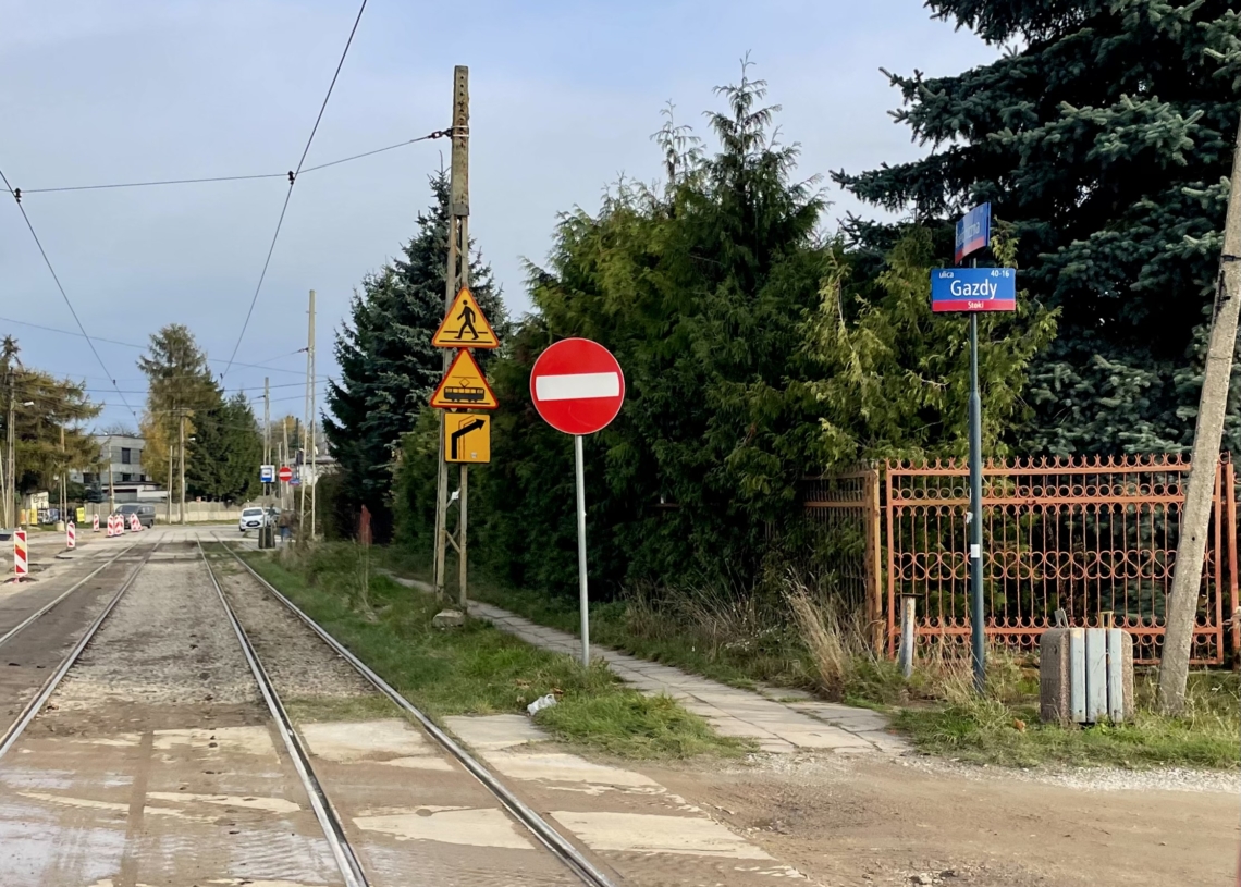 Torowisko na ul. Telefonicznej tonie w błocie. Tramwaje się na nim ślizgają, a auta mogą w nim utknąć [ZDJĘCIA]