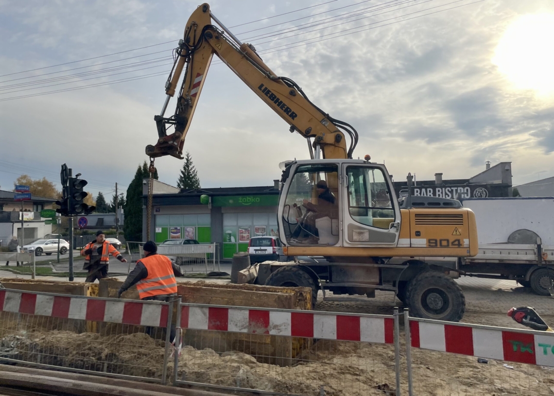 Torowisko na ul. Telefonicznej tonie w błocie. Tramwaje się na nim ślizgają, a auta mogą w nim utknąć [ZDJĘCIA]