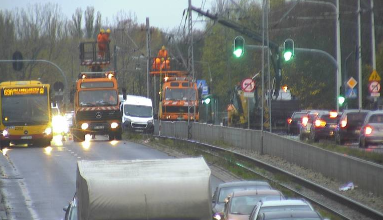 Kolizja na ul. Paderewskiego. Auto utknęło w torowisko i zniszczyło słup trakcyjny. Tramwaje linii 16 kursują objazdem 1 na ul. Paderewskiego