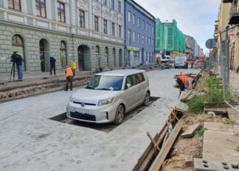 W Łodzi jak u Barei. Zabetonowany samochód na Legionów [ZDJĘCIA, WIDEO]