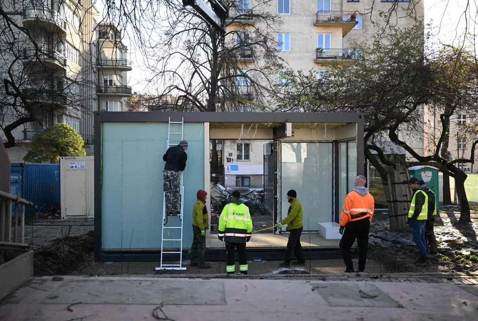 Przebudowa Placu Komuny Paryskiej. Trwa montaż trzech pawilonów