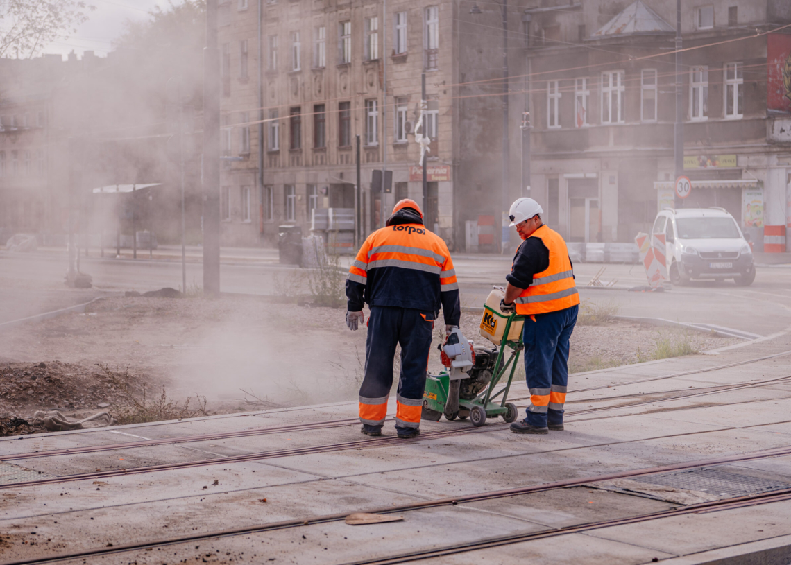 Modernizacja ul. Wojska Polskiego. Torowcy spawają szyny między ul. Franciszkańską i Źródłową