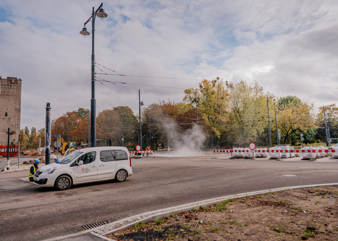 Modernizacja ul. Wojska Polskiego. Torowcy spawają szyny między ul. Franciszkańską i Źródłową