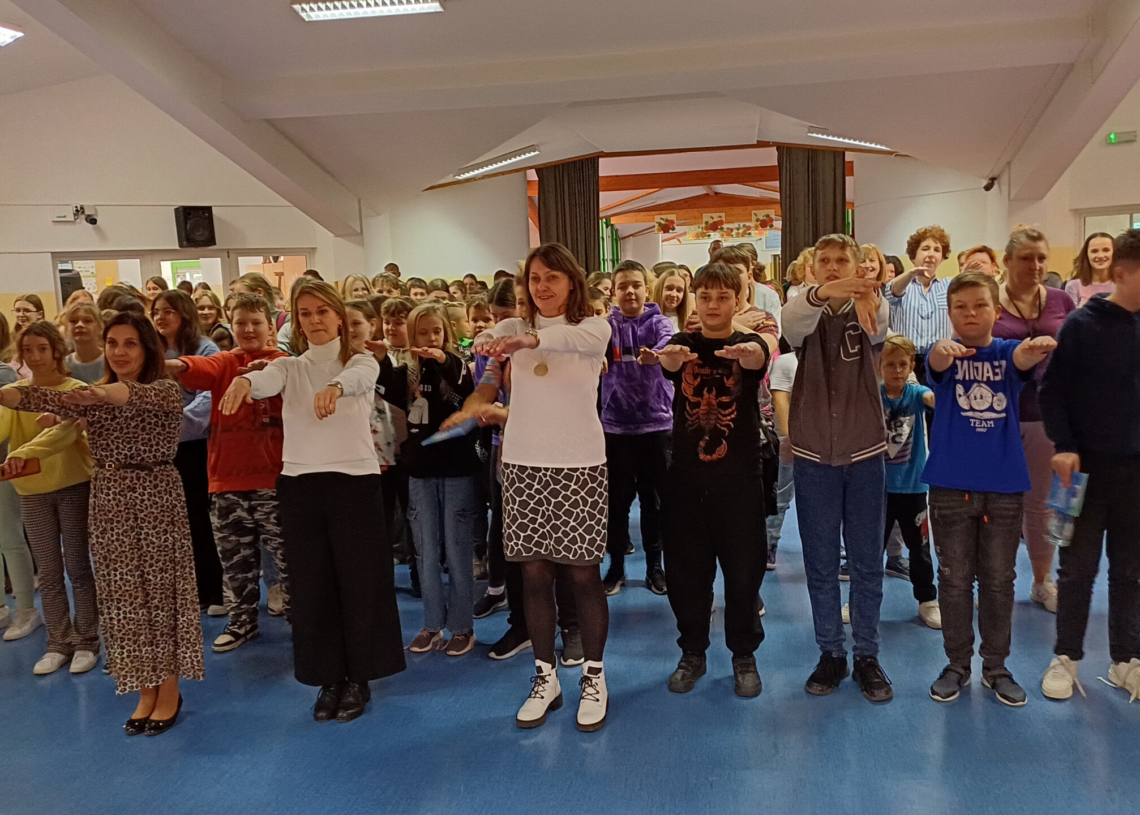 Przysiady dla Wioli z Rozprzy. Do akcji przyłączyli się uczniowie ze szkoły podstawowej 1 „Przysiady dla Wioli” z Rozprzy