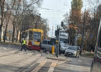 Zderzenie samochodu z tramwajem na ul. Dąbrowskiego w Łodzi