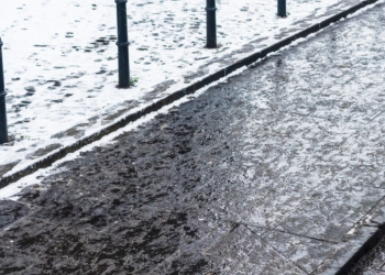 Śnieg z deszczem i ślisko