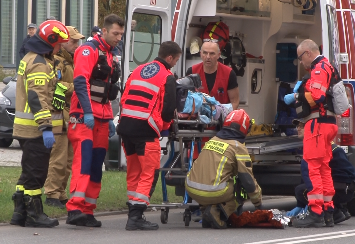 Wypadek w Zduńskiej Woli. 90-letnia kobieta doznała bardzo poważnego urazu 1 Wypadek w Zduńskiej Woli. 90-letnia kobieta doznała poważnego urazu