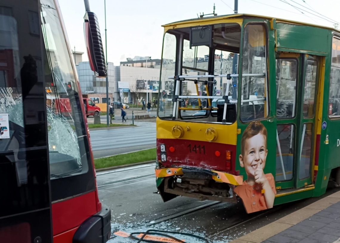 Zderzenie dwóch tramwajów na al. Piłsudskiego w Łodzi