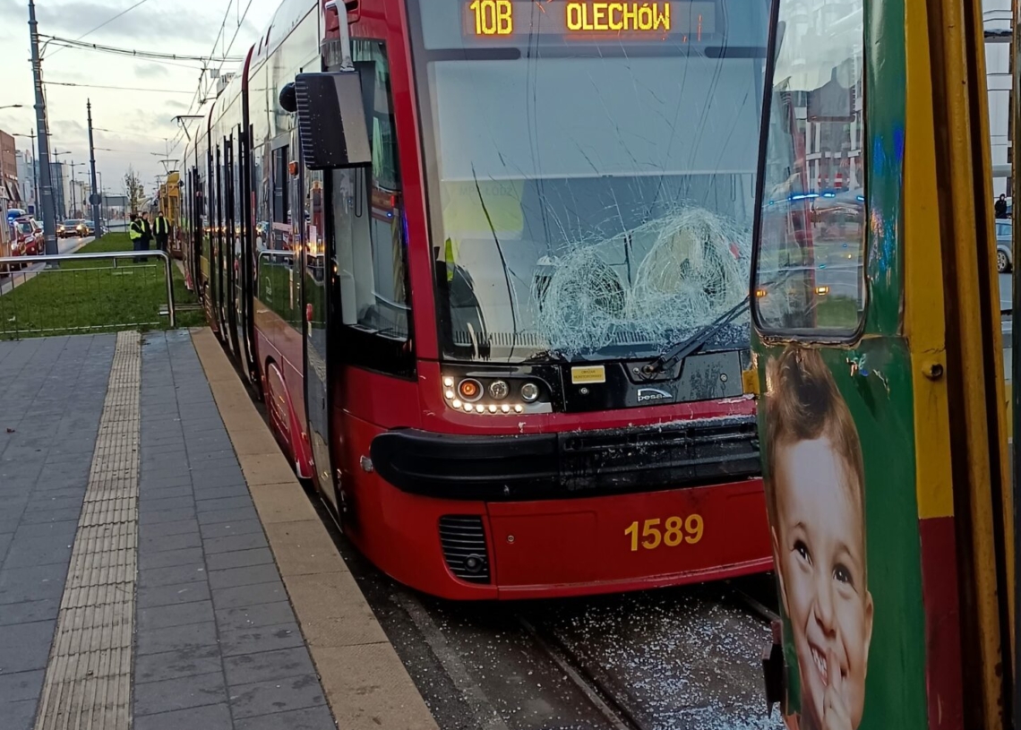 Zderzenie dwóch tramwajów na al. Piłsudskiego w Łodzi