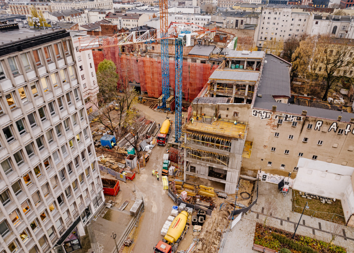 Nowa droga między ul. Nawrot a pl. Komuny Paryskiej. Kończy się układanie podbudowy
