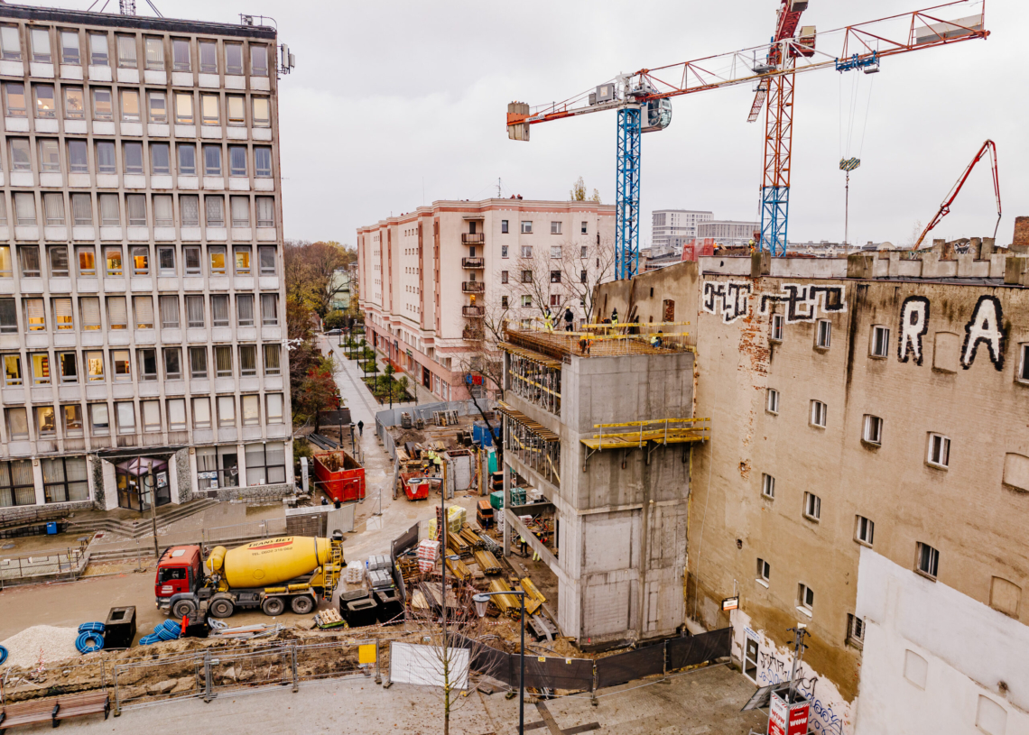 Nowa droga między ul. Nawrot a pl. Komuny Paryskiej. Kończy się układanie podbudowy