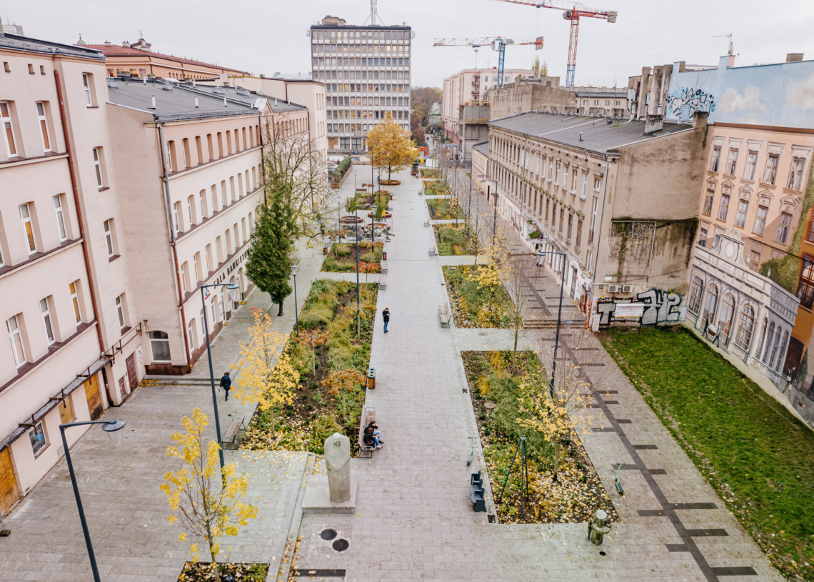 Nowa droga między ul. Nawrot a pl. Komuny Paryskiej. Kończy się układanie podbudowy