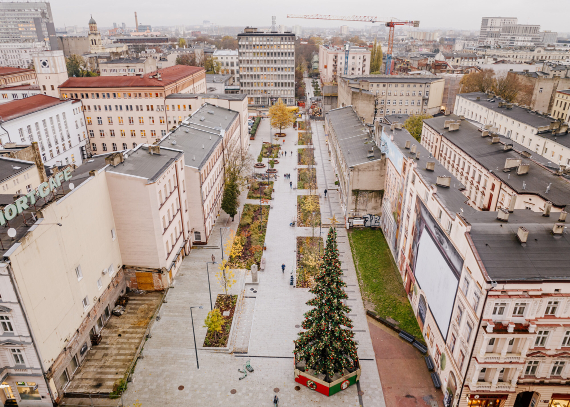 Nowa droga między ul. Nawrot a pl. Komuny Paryskiej. Kończy się układanie podbudowy