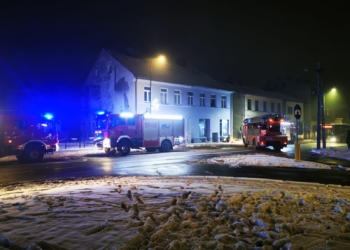 Pożar kamienicy w centrum Zduńskiej Woli. 4 osoby ranne