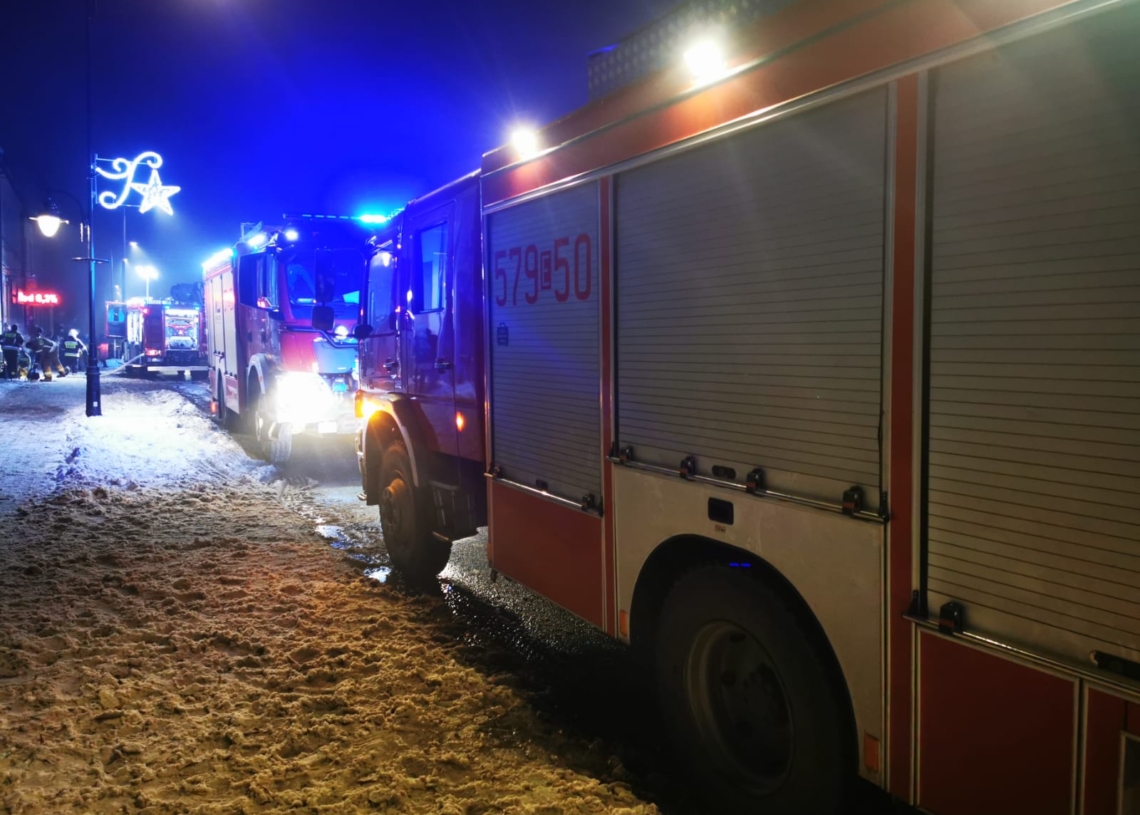Pożar kamienicy w centrum Zduńskiej Woli. 4 osoby ranne