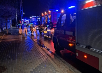 Pożar kamienicy w Zduńskiej Woli. 1 osoba ranna