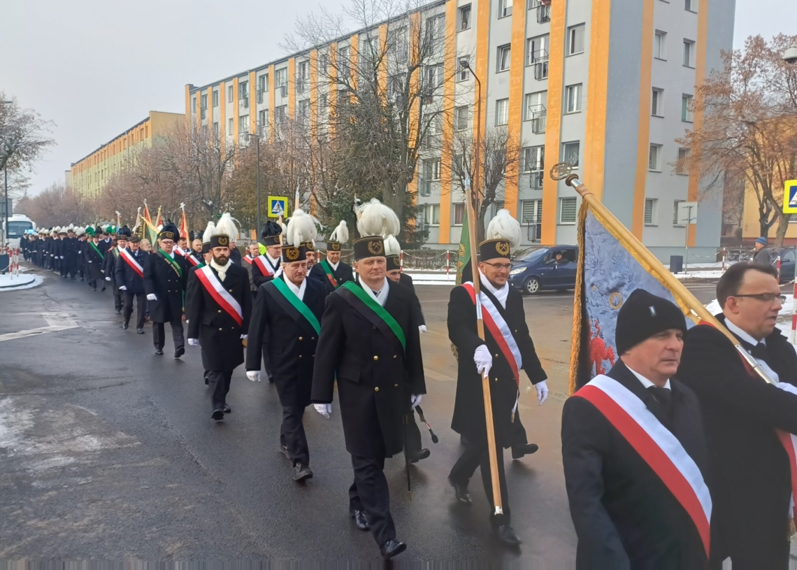Pochód bełchatowskich górników ulicami miasta