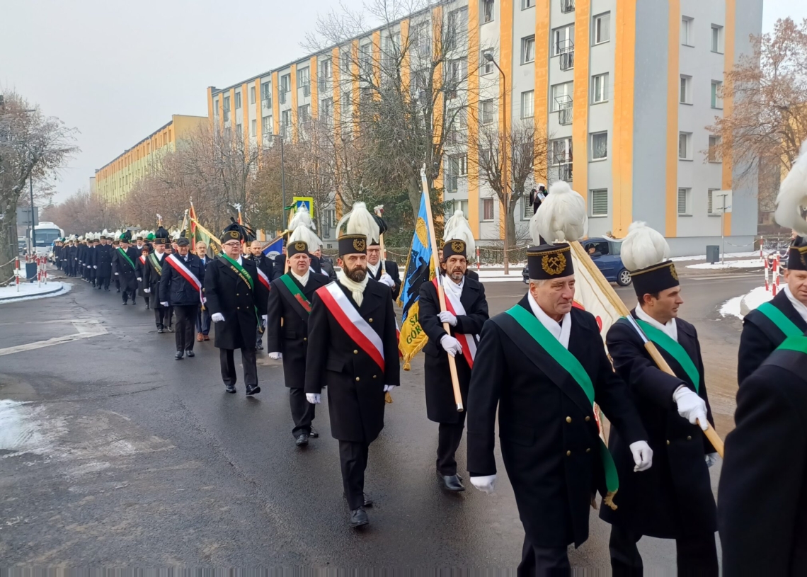 Pochód bełchatowskich górników ulicami miasta