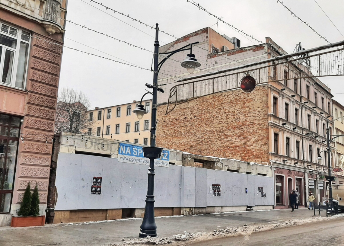 PGE sprzedaje działkę przy ul. Piotrkowskiej 58. W końcu przestanie straszyć dziura w pierzei