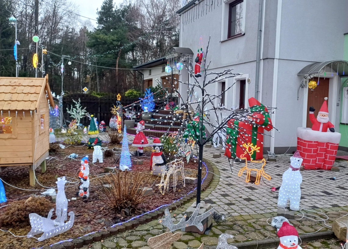 Świąteczna iluminacja na jednej z posesji w Zelowie
