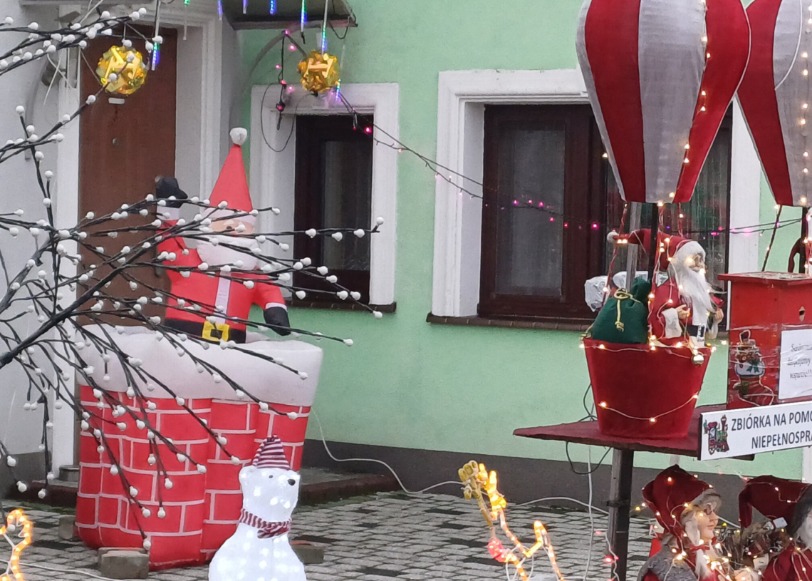 Świąteczna iluminacja na jednej z posesji w Zelowie