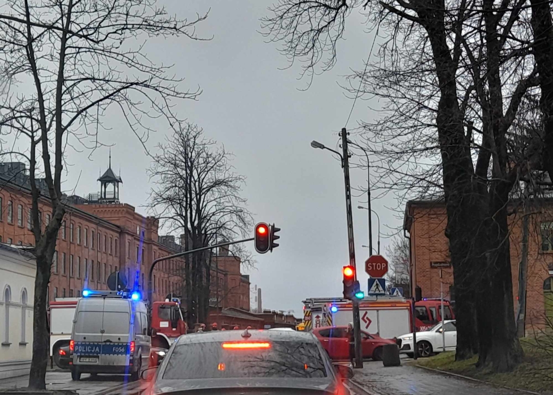 Zablokowane skrzyżowanie Tymienieckiego i Przędzalnianej. Linia 55 kursuje objazdem
