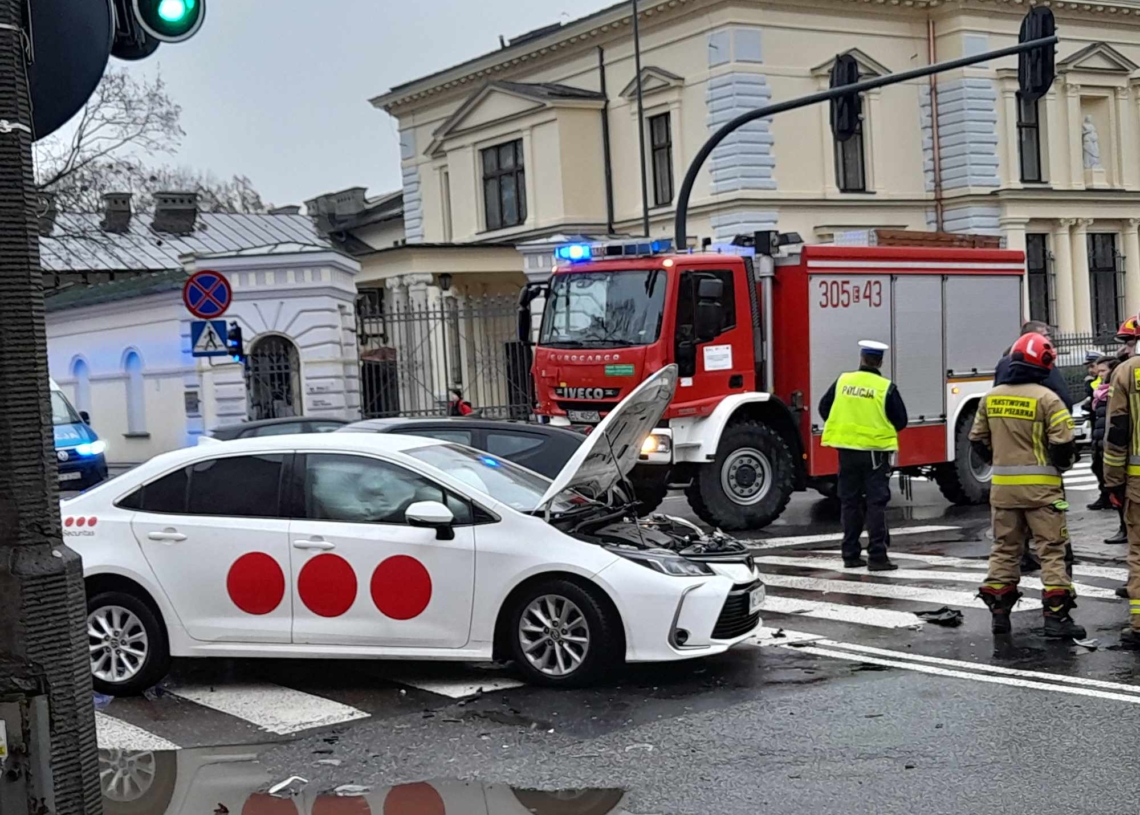 Zablokowane skrzyżowanie Tymienieckiego i Przędzalnianej. Linia 55 kursuje objazdem