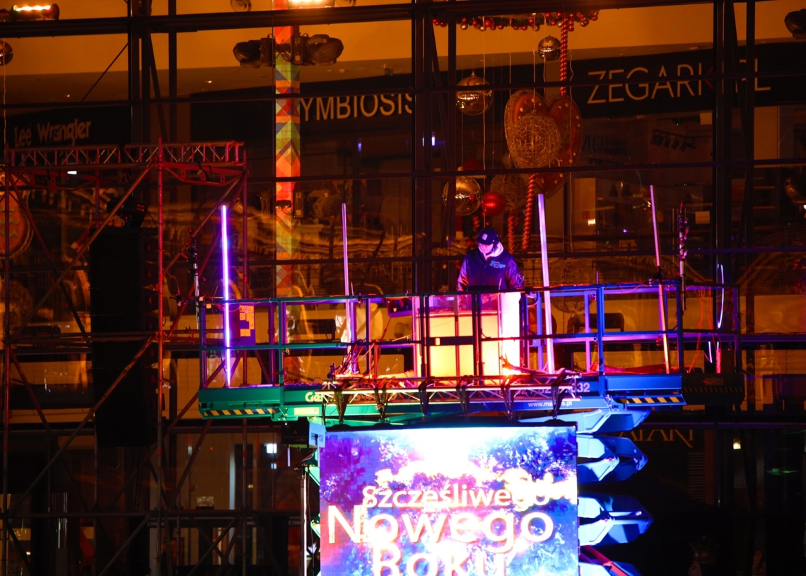 Sylwester w Manufakturze. Zamiast fajerwerków pokaz laserów przy akompaniamencie muzyki
