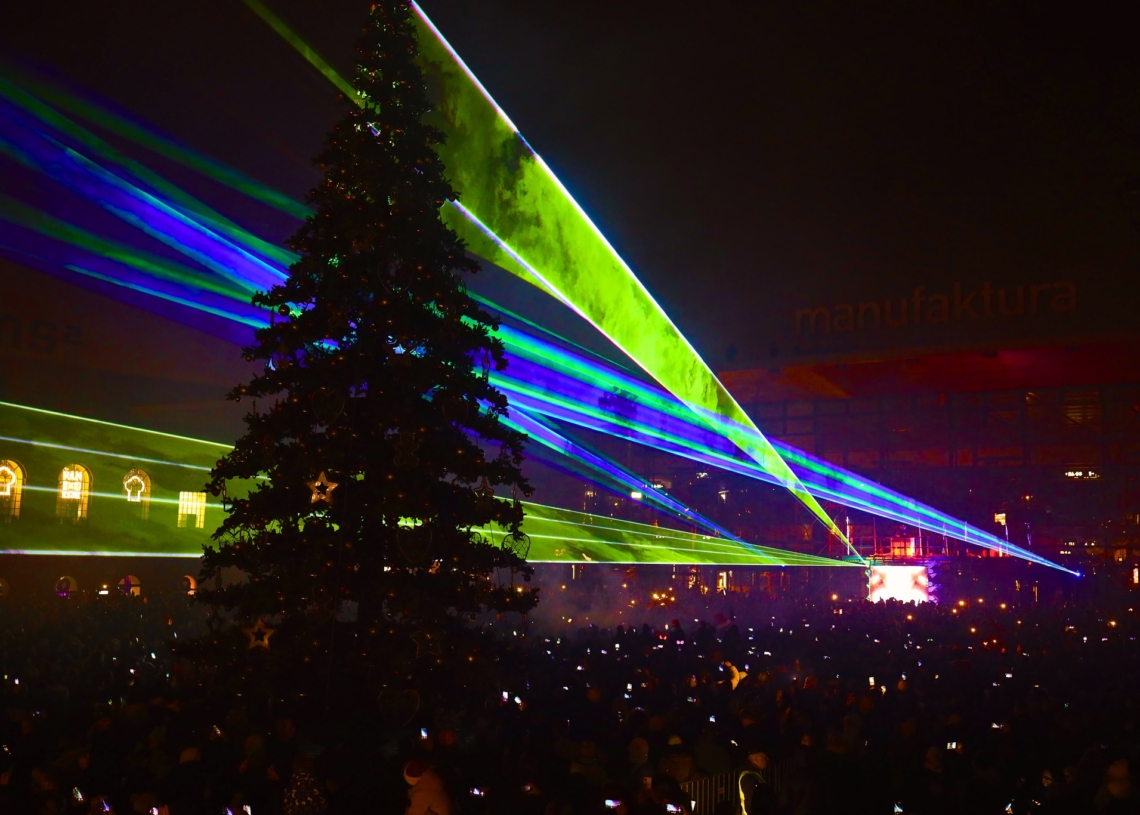 Sylwester w Manufakturze. Zamiast fajerwerków pokaz laserów przy akompaniamencie muzyki