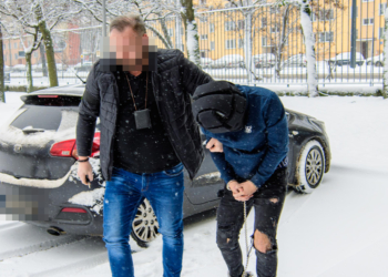 21-latek podejrzany o zabójstwo babci doprowadzony na przesłuchanie w prokuraturze