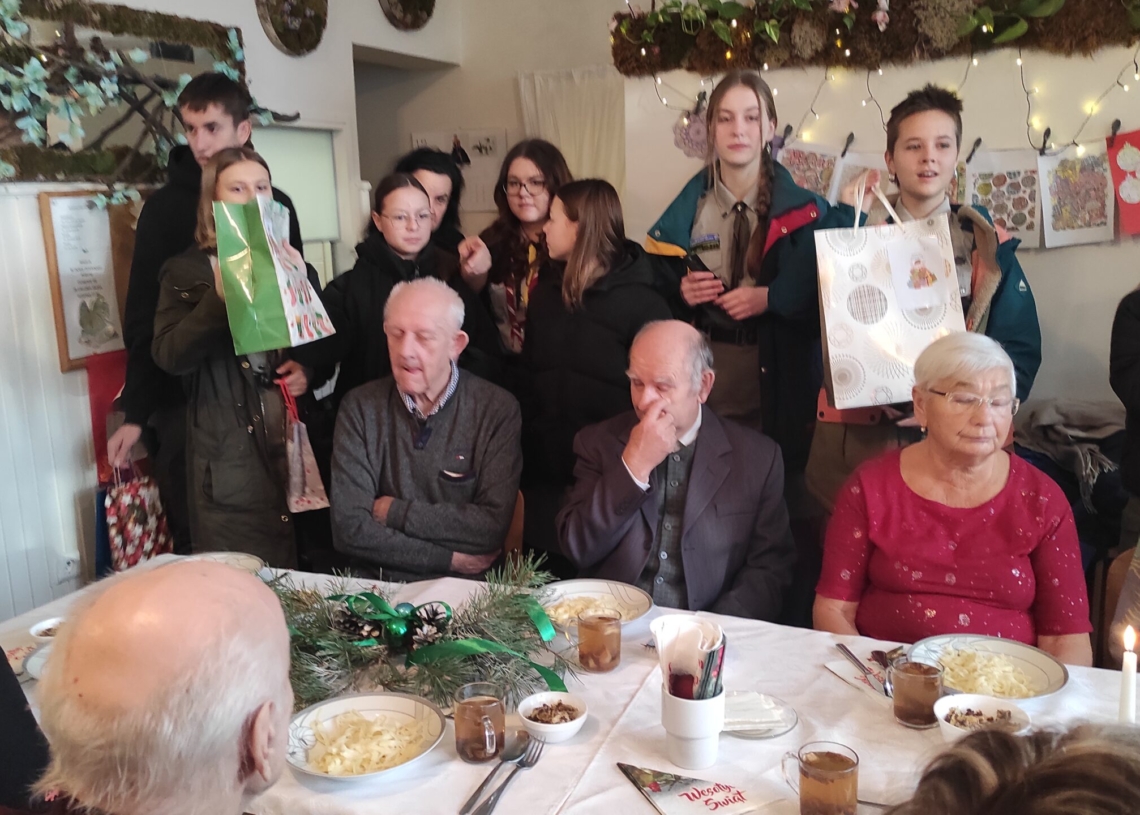 Harcerskie Elfy z prezentami u łódzkich seniorów