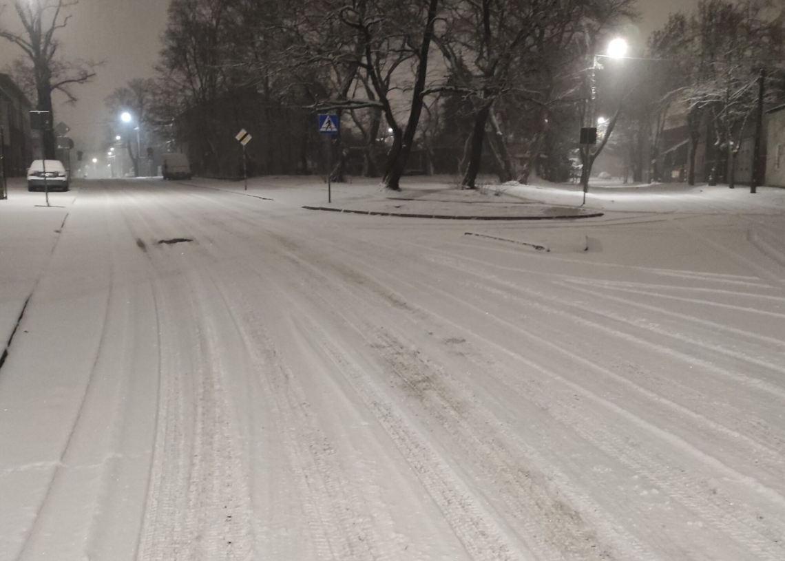 Sporo śniegu i ślisko na drogach w Łódzkiem