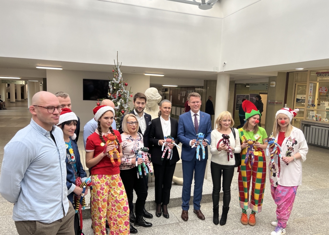 Pacjenci oddziału endokrynologii w Instytucie Centrum Zdrowia Matki Polki otrzymali maskotki