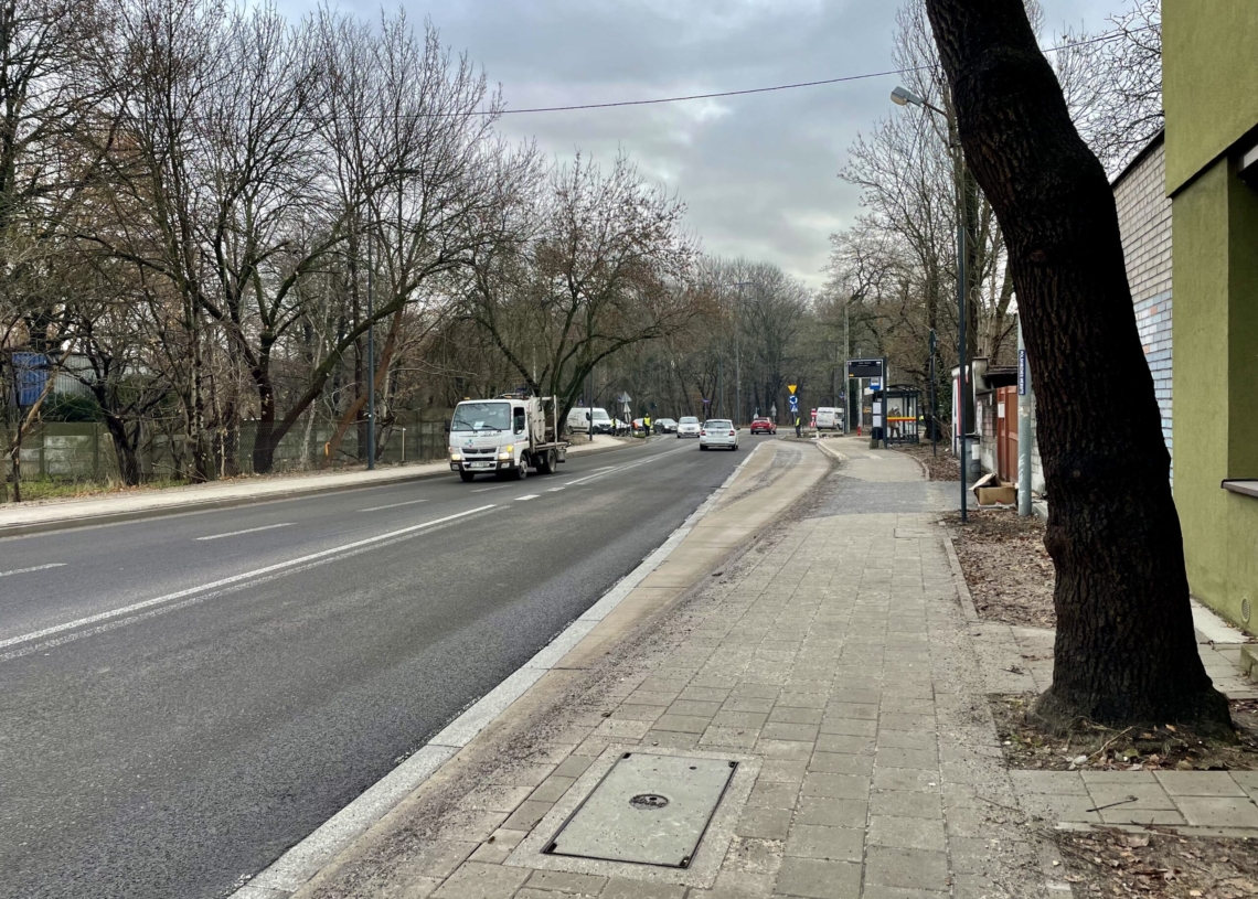 Modernizacja Krakowskiej dobiega końca, a na Śmigłego-Rydza nadal nie ma asfaltu na drugiej nitce [ZDJĘCIA + WIDEO]