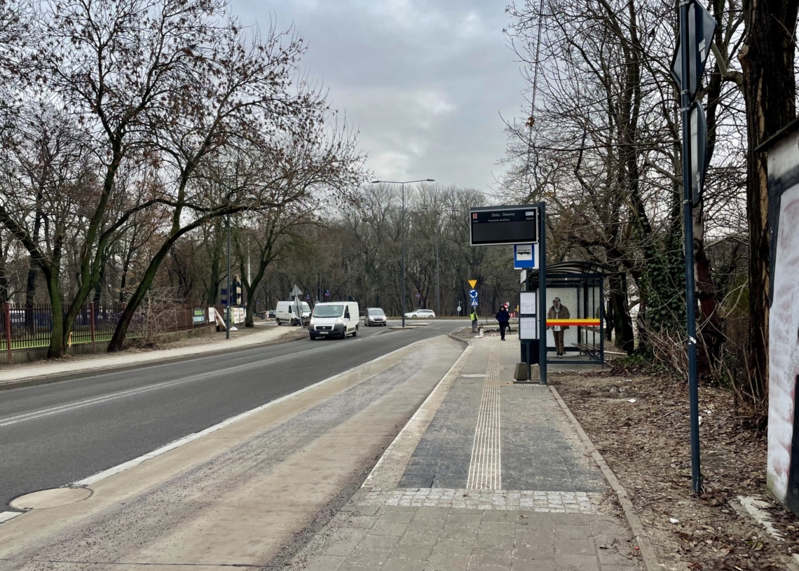 Modernizacja Krakowskiej dobiega końca, a na Śmigłego-Rydza nadal nie ma asfaltu na drugiej nitce [ZDJĘCIA + WIDEO]