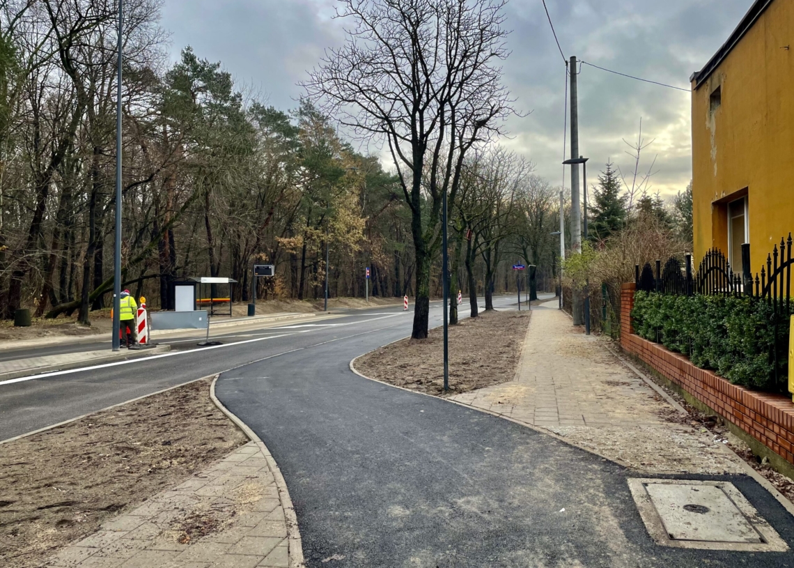 Modernizacja Krakowskiej dobiega końca, a na Śmigłego-Rydza nadal nie ma asfaltu na drugiej nitce [ZDJĘCIA + WIDEO]