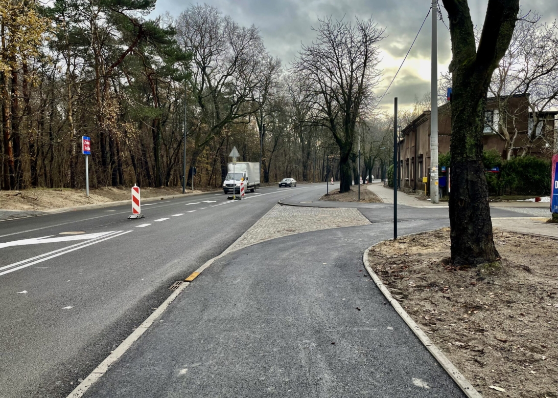 Modernizacja Krakowskiej dobiega końca, a na Śmigłego-Rydza nadal nie ma asfaltu na drugiej nitce [ZDJĘCIA + WIDEO]