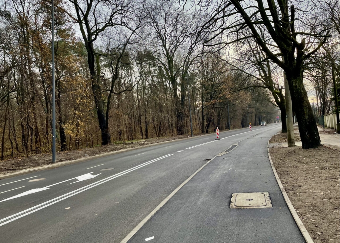 Modernizacja Krakowskiej dobiega końca, a na Śmigłego-Rydza nadal nie ma asfaltu na drugiej nitce [ZDJĘCIA + WIDEO]