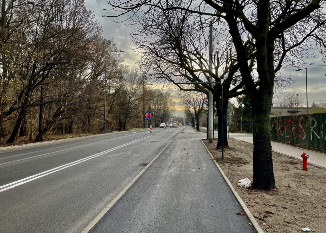 Modernizacja Krakowskiej dobiega końca, a na Śmigłego-Rydza nadal nie ma asfaltu na drugiej nitce [ZDJĘCIA + WIDEO]