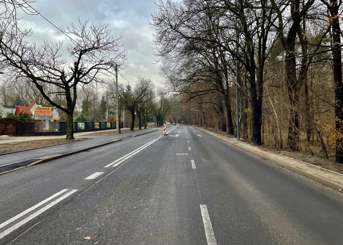 Modernizacja Krakowskiej dobiega końca, a na Śmigłego-Rydza nadal nie ma asfaltu na drugiej nitce [ZDJĘCIA + WIDEO]