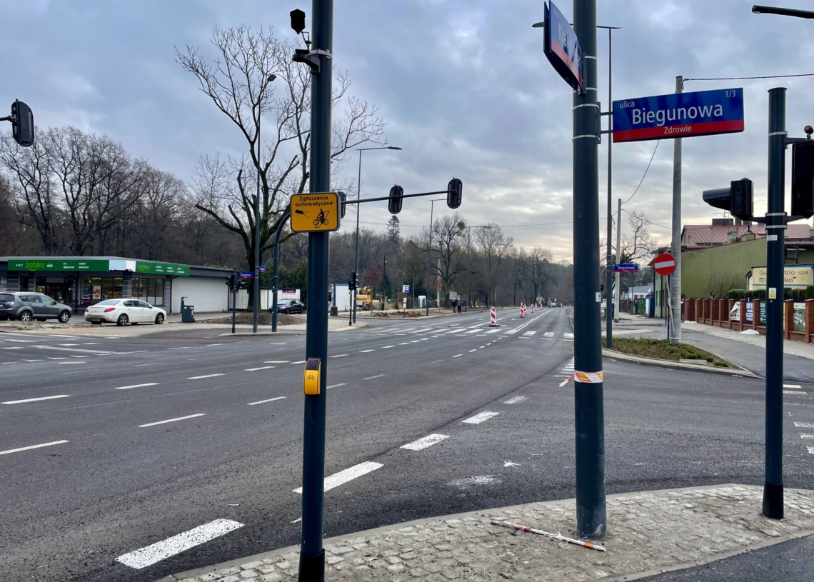 Modernizacja Krakowskiej dobiega końca, a na Śmigłego-Rydza nadal nie ma asfaltu na drugiej nitce [ZDJĘCIA + WIDEO]