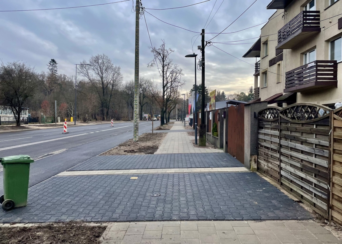 Modernizacja Krakowskiej dobiega końca, a na Śmigłego-Rydza nadal nie ma asfaltu na drugiej nitce [ZDJĘCIA + WIDEO]