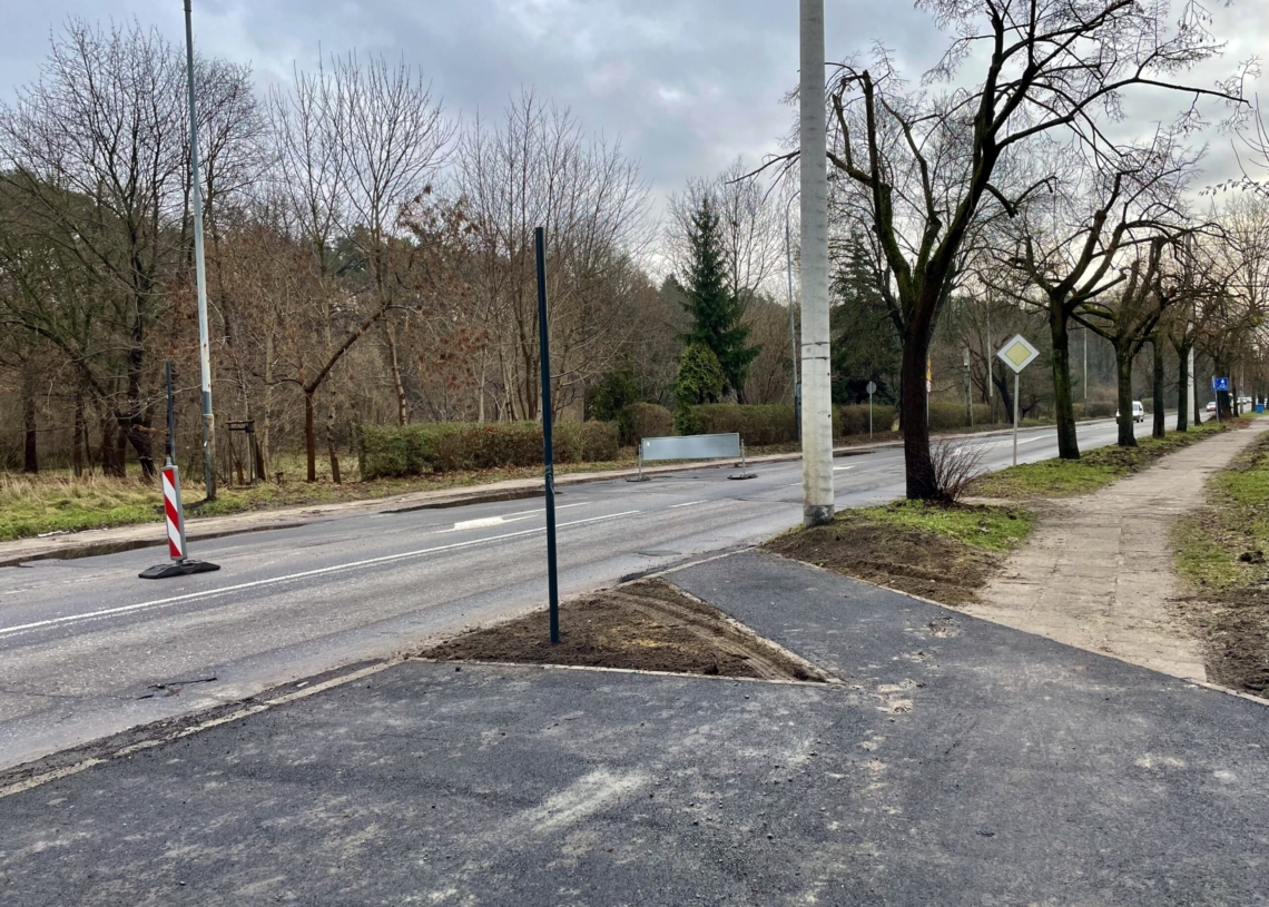 Modernizacja Krakowskiej dobiega końca, a na Śmigłego-Rydza nadal nie ma asfaltu na drugiej nitce [ZDJĘCIA + WIDEO]